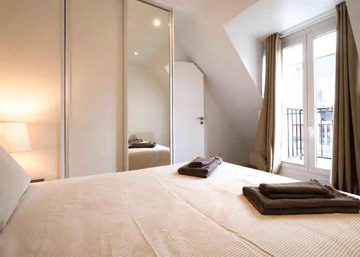 Bright 2br With Balcony Chic شقة *