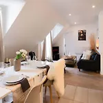 Bright 2br With Balcony Chic شقة باريس