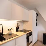 Bright 2br With Balcony Chic شقة باريس