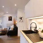 Bright 2br With Balcony Chic باريس