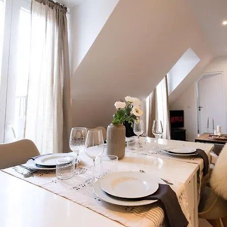 Bright 2br With Balcony Chic * パリ